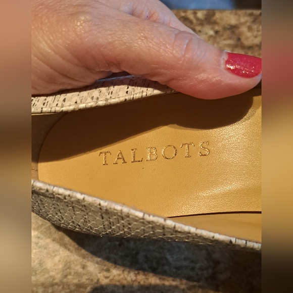 TALBOTS SKYLAR DEEP-V Sexy Dressy Embossed UPPER 2 1/2" Pumps Size 9 M - Picture 7 of 10